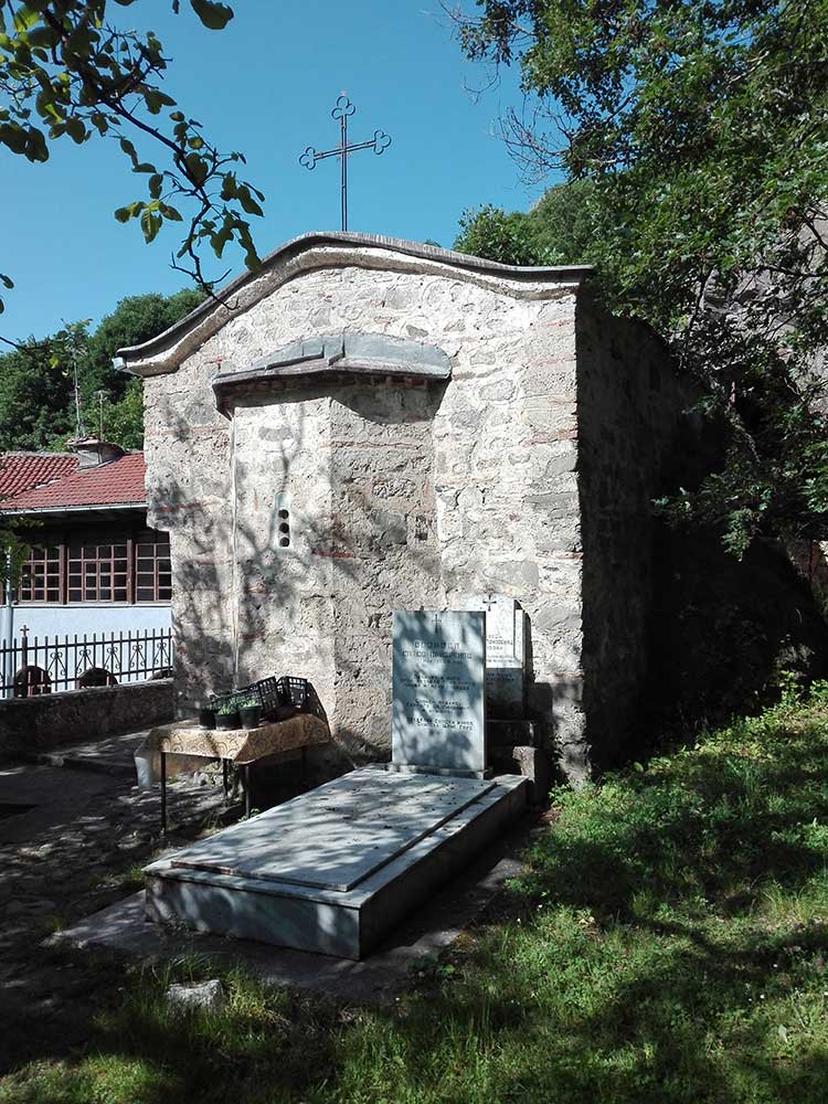 гроб војводе Спаса Призренца у порти Манастира Светог Илије у селу Бањани