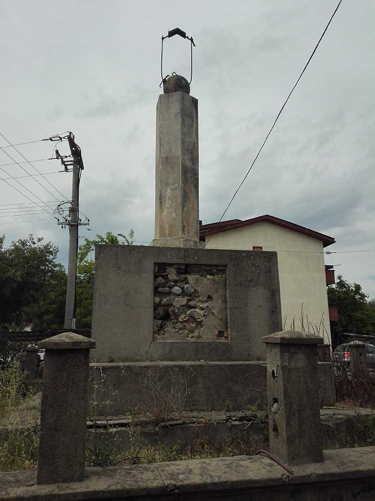 ostaci spomenika Kralju Aleksandru I Karađorđeviću u selu Miravci