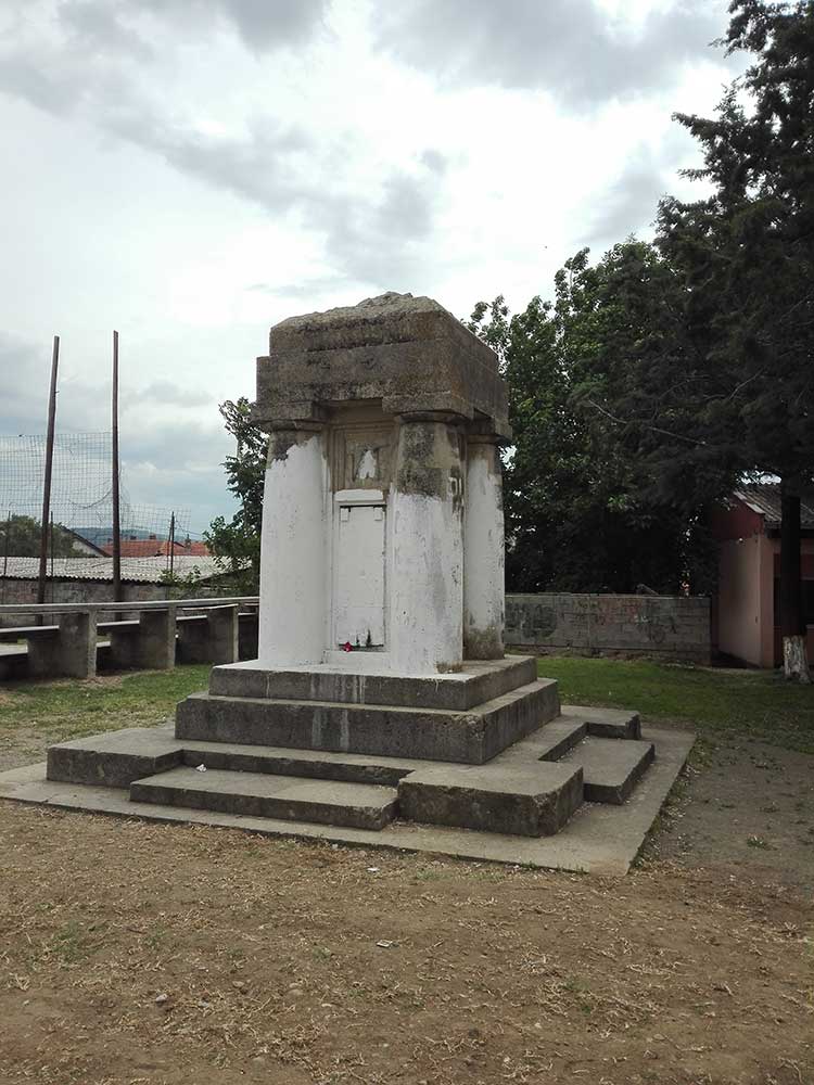 ostaci spomenika srpskim vojnicima iz balkanskih i Prvog svetskog rata u mestu Negorci