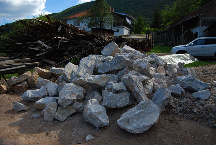 Pripremljen kreč na tradicionalan način za potrebe malterisanja fasade crkve Svetog Spasa u manastiru Žiča