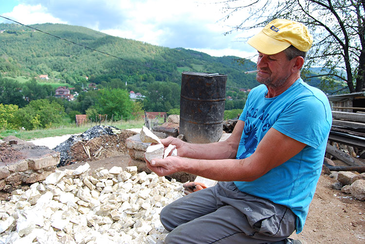 Pripremljen kreč na tradicionalan način za potrebe malterisanja fasade crkve Svetog Spasa u manastiru Žiča