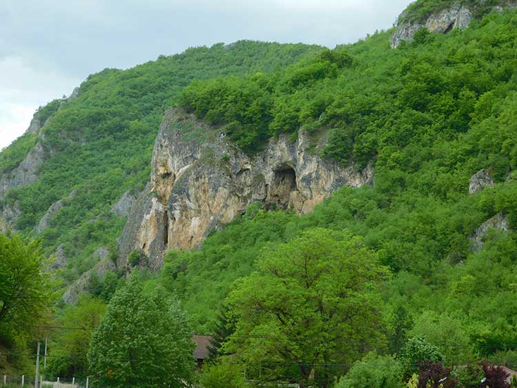 Ras, istočna strana litice sa manastirom i isposnicama