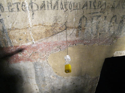 Snimak detalja u toku ispitivačkih radova na dubokoj pukotini i odvojenom donjem delu freske.