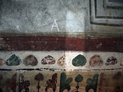 Snimak probe čišćenja masnog taloga sa površine zidnog slikarstva u gornjem delu zapadnog zida.