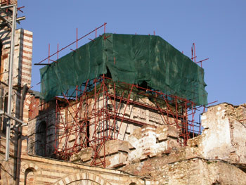 Zaštitna konstrukcija iznad paraklisa Svetog Nikole u Hilandaru