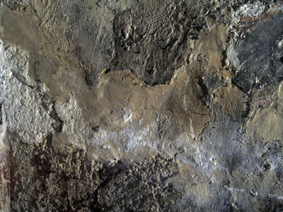 Snimak detalja sa freske i ukrasnog maltera sa iskristalisanim solima na površini.