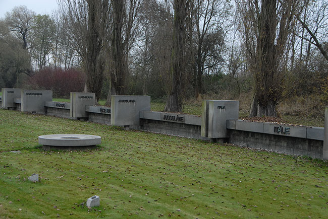 spomen-obeležja stradalim u Drugom svetskom ratu u Terezinu