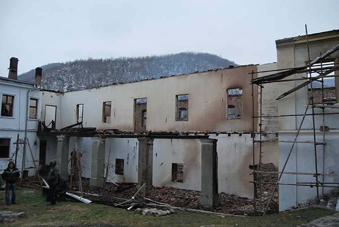 Sl. 1 Severoistočno krilo Kraljevog konaka, izgled iz porte nakon požara