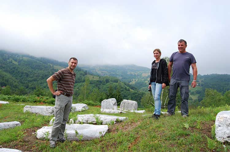 Аутори Заједничке стратегије на Грчком гробљу у селу Хрта