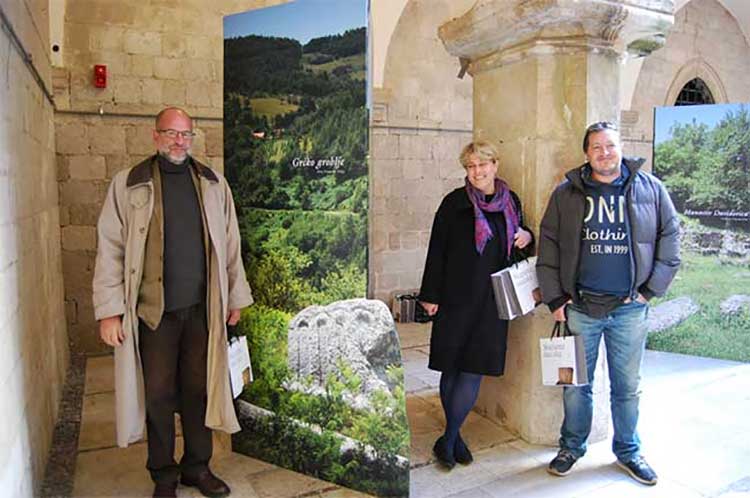 Dubrovnik, palata Sponza, autor izložbe Ivona Mihl pored panoa sa nekropole Grčko groblje u selu Hrta