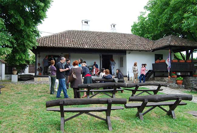 U dvorištu Rančićeve kuće u Grockoj, spomeniku kulture od velikog značaja, učesnici su se družili i dogovarali buduće aktivnosti